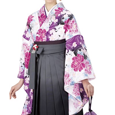 紫の花柄の着物に黒袴を合わせた装い